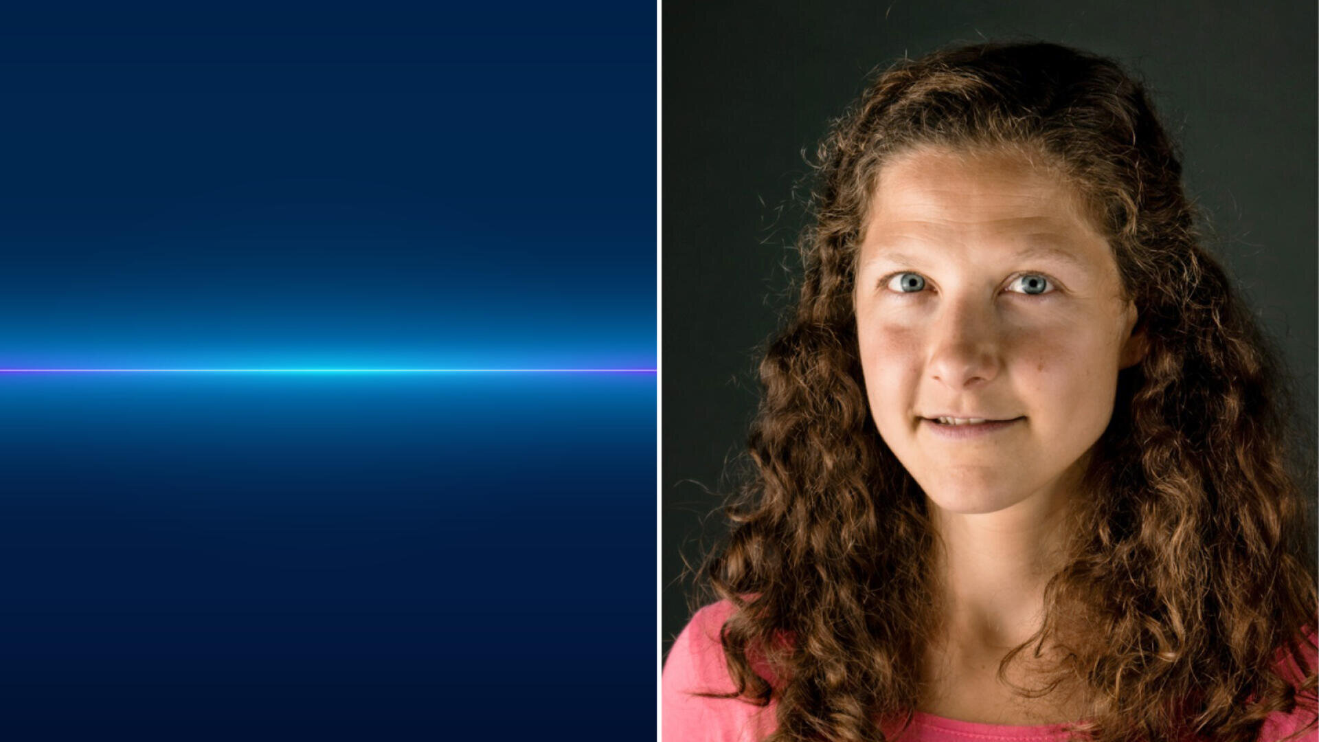 Das Bild ist in zwei Hälften geteilt: Die linke Seite zeigt einen blauen Hintergrund mit einem Farbverlauf und einer hellen horizontalen Linie; die rechte Seite zeigt eine Frau mit langen lockigen braunen Haaren, die ein rosafarbenes Oberteil trägt und in die Kamera schaut, vor einem dunklen Hintergrund.