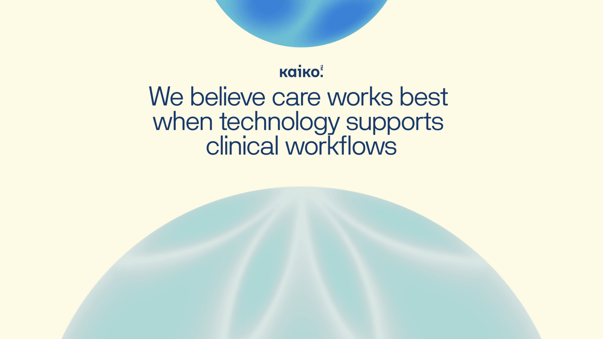 Eine Grafik mit blauen abstrakten Formen am oberen und unteren Rand, die den Text enthalten: Wir glauben, dass Pflege am besten funktioniert, wenn Technologie klinische Arbeitsabläufe unterstützt. Das Logo "kaiko." erscheint über dem Text.