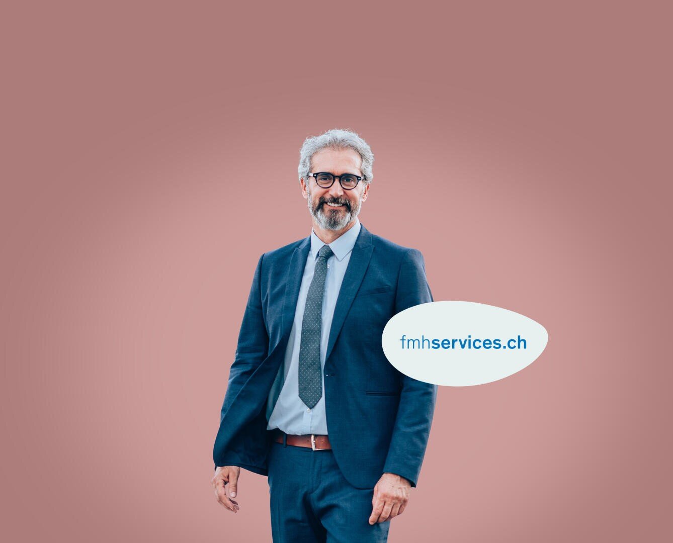 Ein lächelnder Mann in blauem Anzug und Krawatte steht vor einem schlichten rosa Hintergrund. Eine Sprechblase neben ihm zeigt den Text: fmhservices.ch.