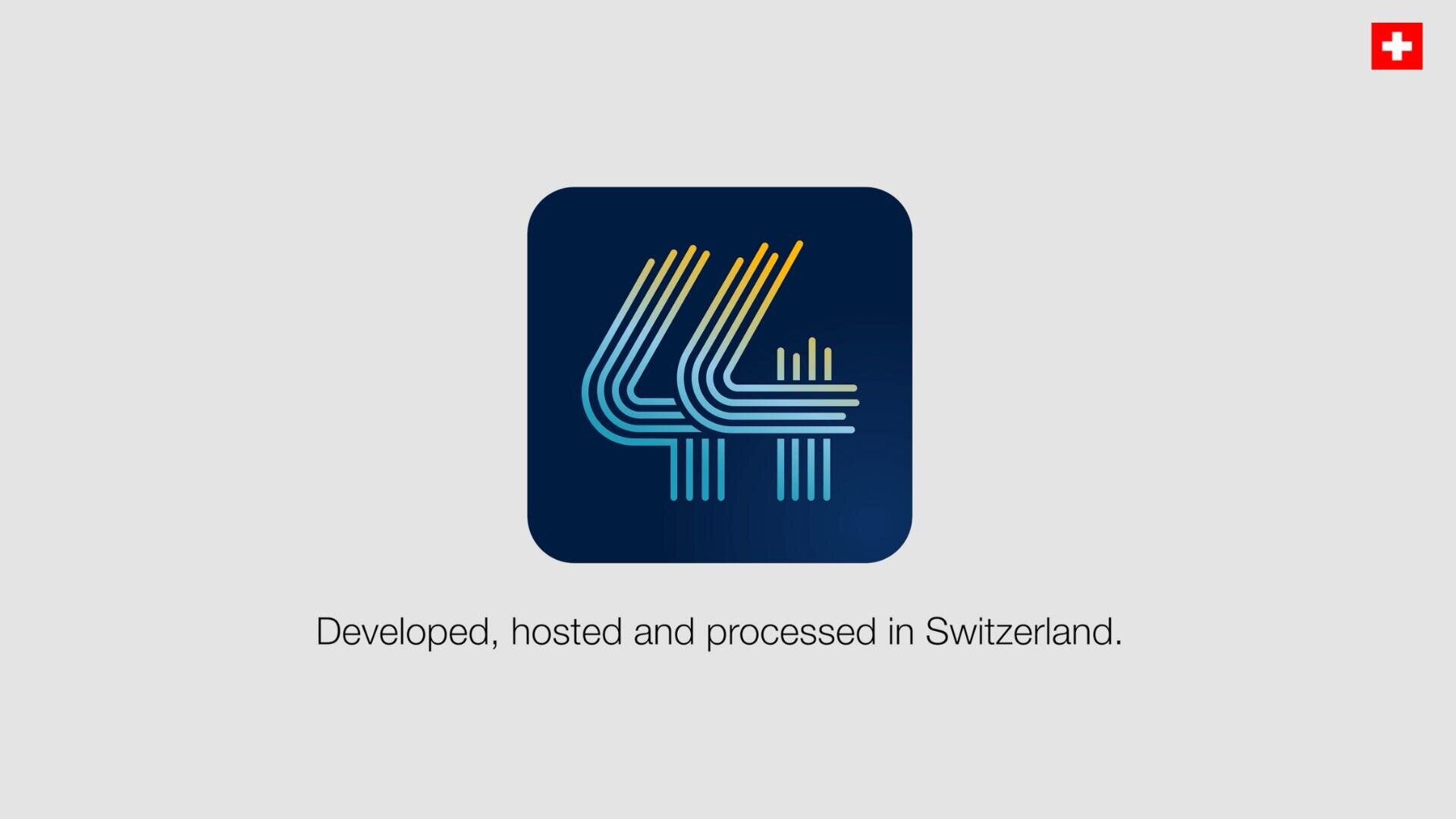 Ein blaues Symbol mit stilisierten Linien, die die Zahl 44 in Gelb und Blau bilden, über dem Text Developed, hosted and processed in Switzerland. Eine kleine Schweizer Flagge erscheint in der oberen rechten Ecke.