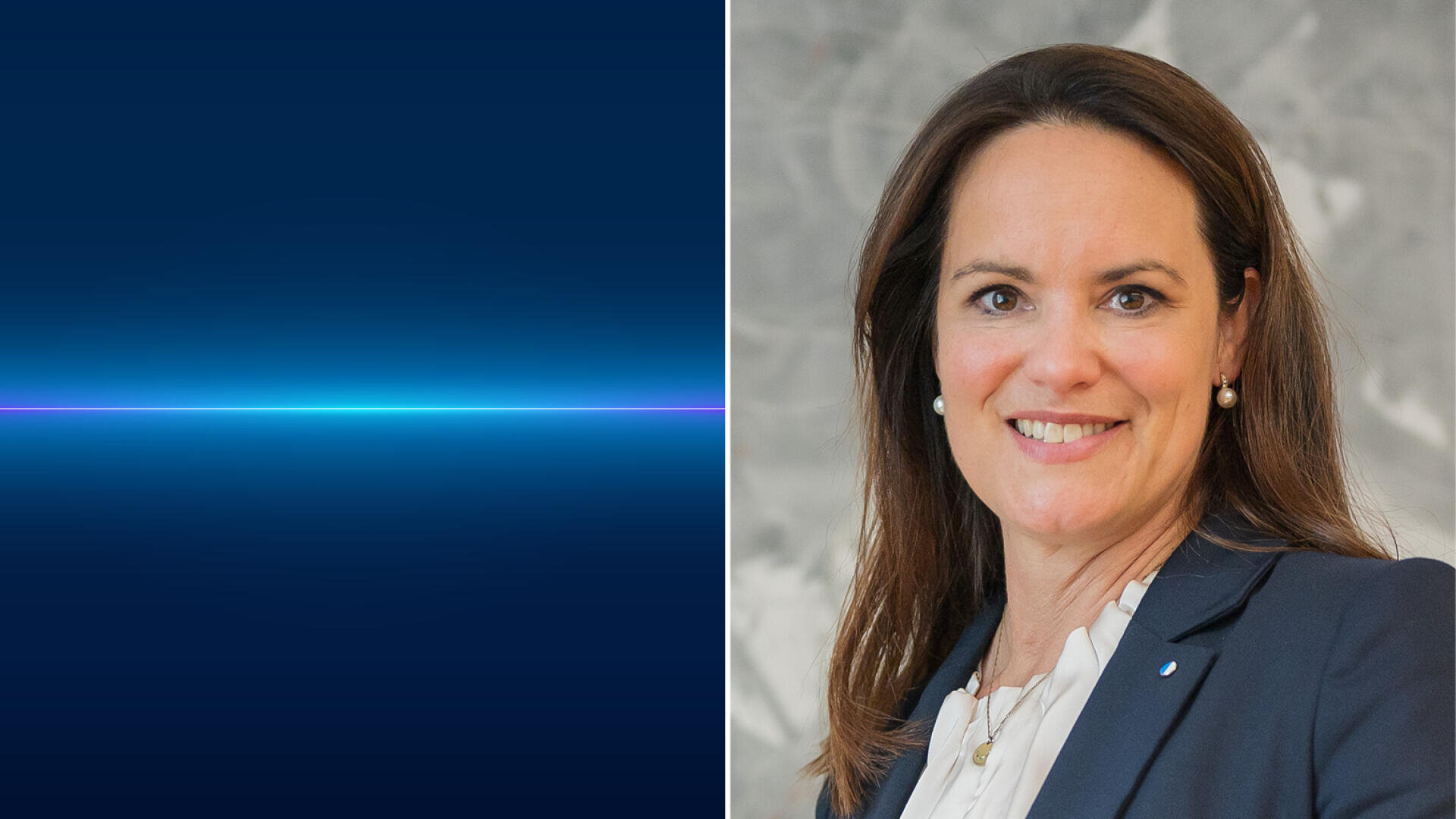 Das Bild ist geteilt: Die linke Seite zeigt einen dunkelblauen Hintergrund mit einer dünnen, leuchtenden horizontalen Linie; die rechte Seite zeigt eine lächelnde Frau in einem marineblauen Blazer mit langen braunen Haaren und einem marmornen Hintergrund.