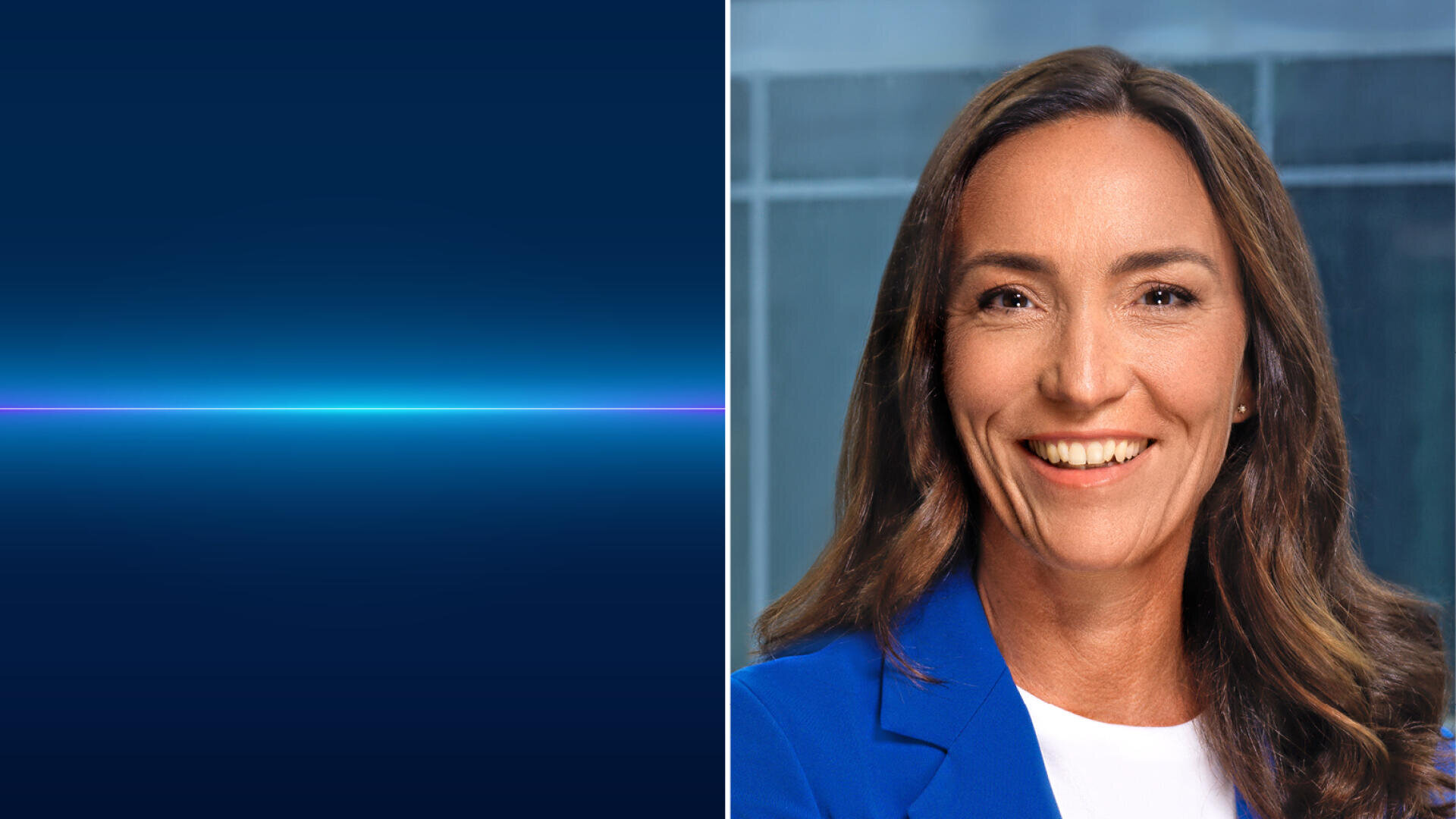 Ein geteiltes Bild mit einer leuchtenden blauen Linie auf dunklem Hintergrund auf der linken Seite und einer lächelnden Frau mit langen braunen Haaren in einem blauen Blazer, die vor einem Fenster steht, auf der rechten Seite.