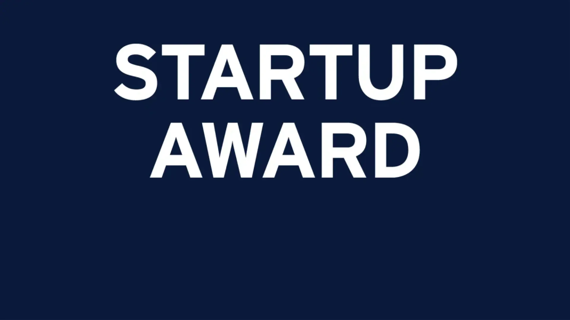 Weißer, fettgedruckter Text mit der Aufschrift STARTUP AWARD, zentriert auf einem dunkelblauen Hintergrund.