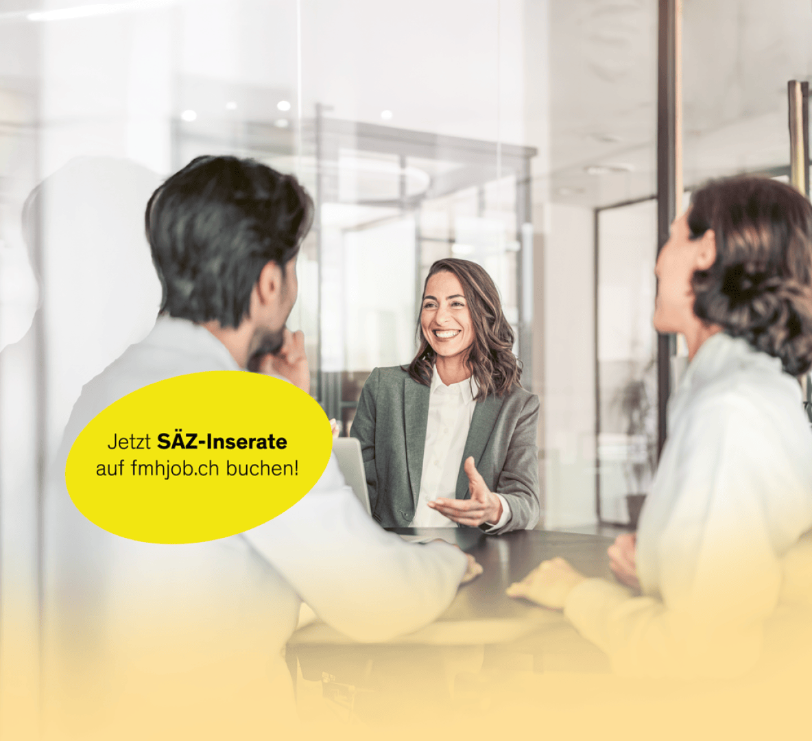 Drei Personen sitzen um einen Tisch in einem modernen Büro und diskutieren. Eine gelbe Sprechblase wirbt: Jetzt SÄZ-Inserate auf fmhjob.ch buchen! Die Atmosphäre wirkt freundlich und professionell.