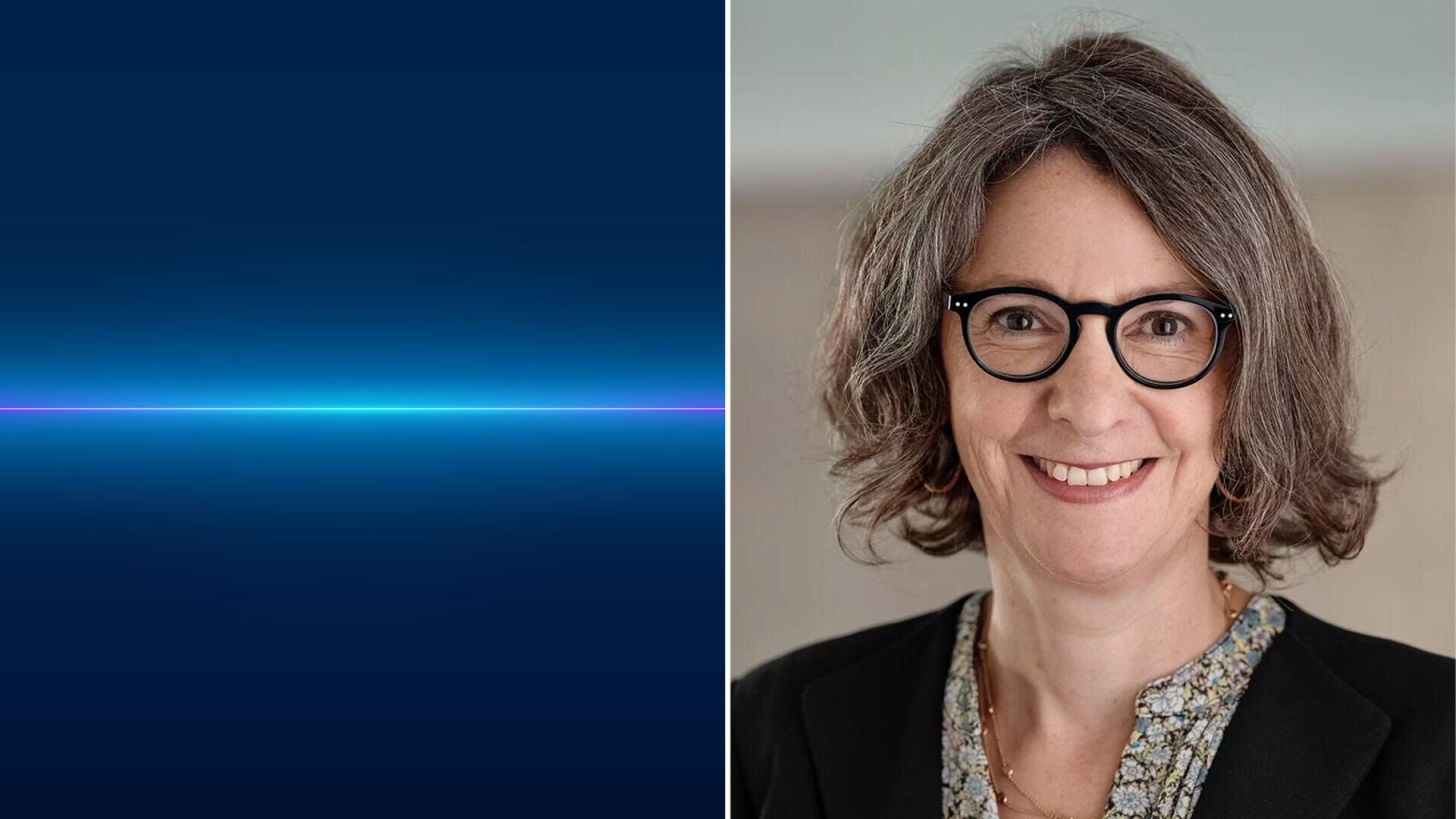 Links eine leuchtende horizontale blaue Linie auf einem dunklen Hintergrund. Rechts eine Frau mit Brille, gewelltem braunem Haar und einer geblümten Bluse unter einem dunklen Blazer, die in die Kamera lächelt.
