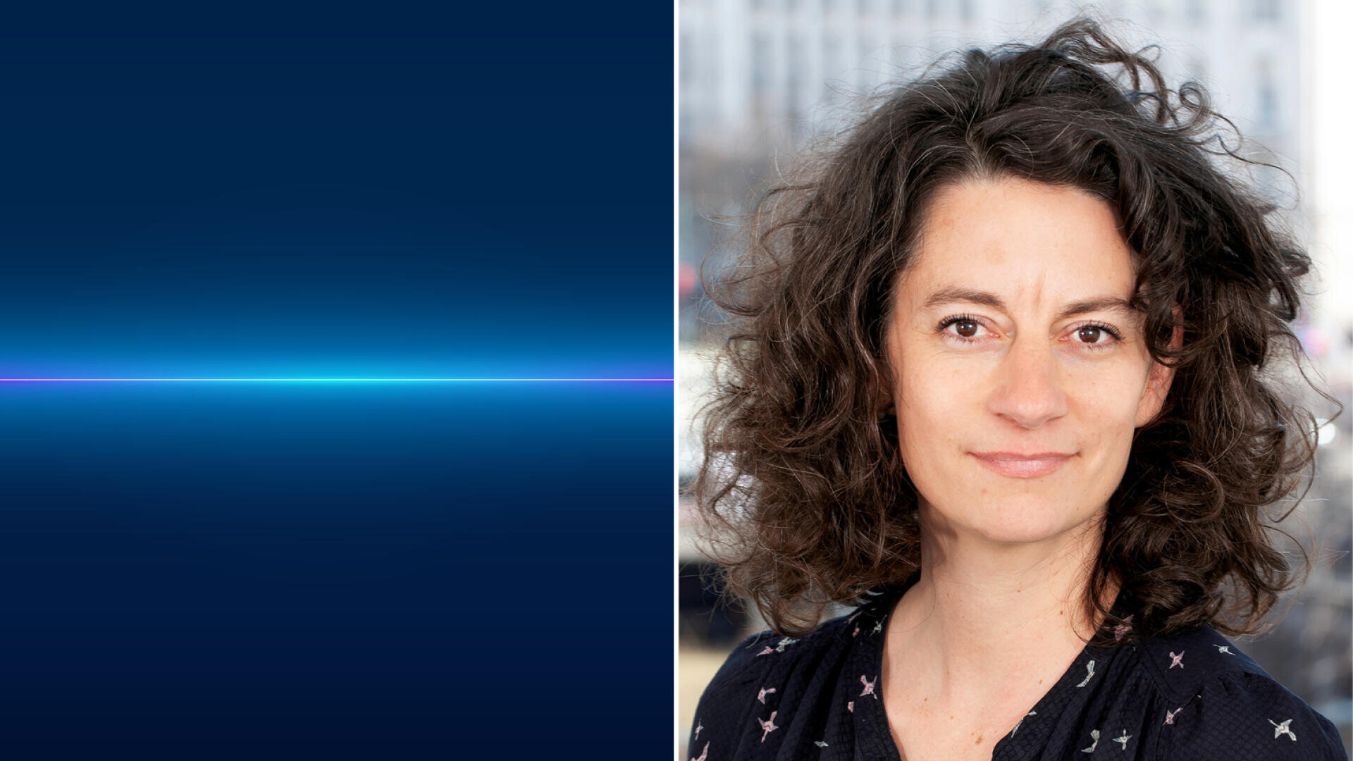 Ein geteiltes Bild mit einer leuchtenden horizontalen blauen Linie auf einem dunklen Hintergrund auf der linken Seite und einer Frau mit lockigem braunem Haar, die eine dunkle Bluse trägt und sanft in die Kamera lächelt, auf der rechten Seite.