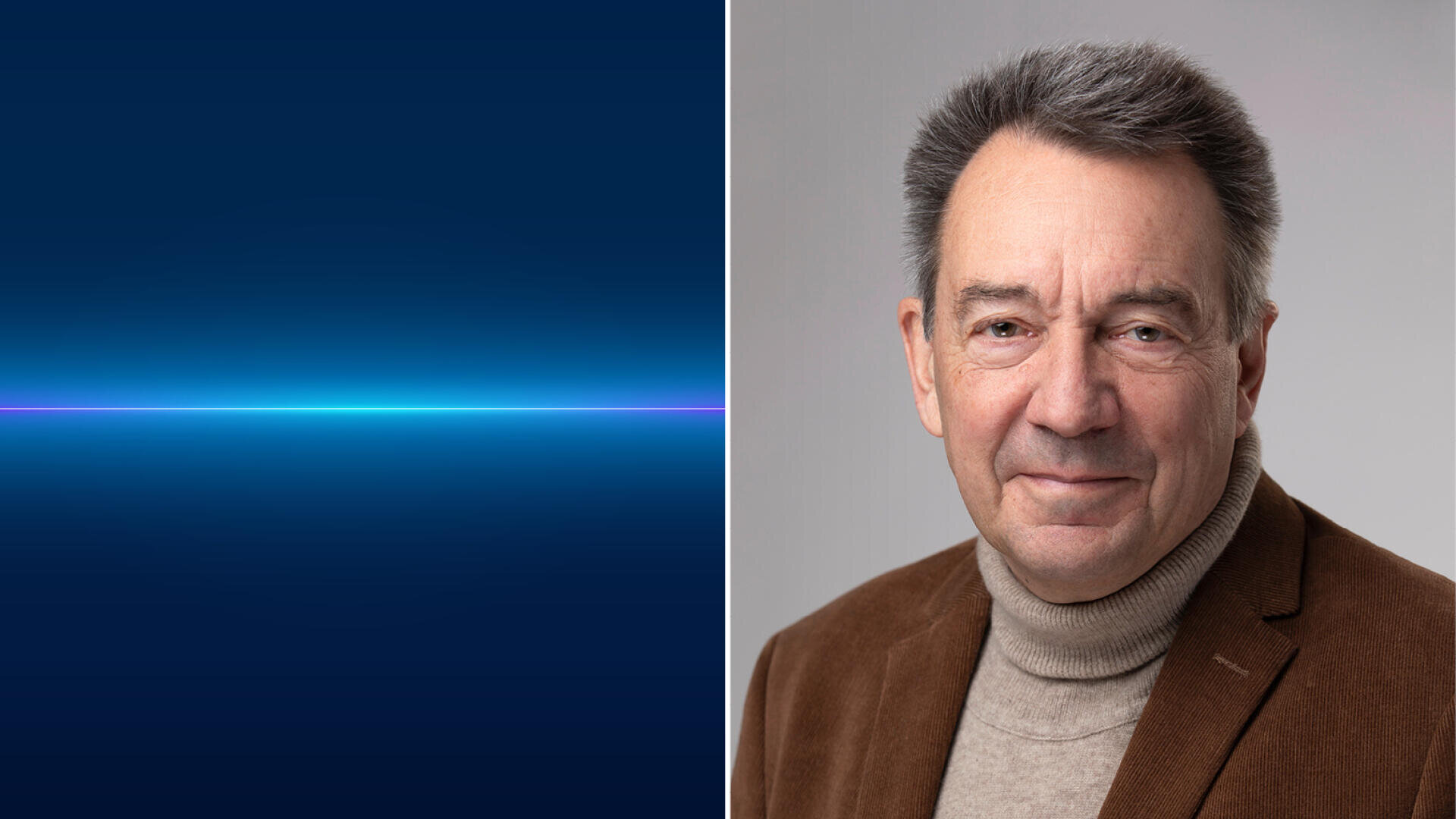 Geteiltes Bild: Die linke Seite zeigt einen dunkelblauen Hintergrund mit einer dünnen, leuchtenden horizontalen Lichtlinie. Die rechte Seite zeigt einen älteren Mann mit kurzen grauen Haaren, der eine braune Jacke und einen beigen Rollkragenpullover trägt und leicht lächelt.