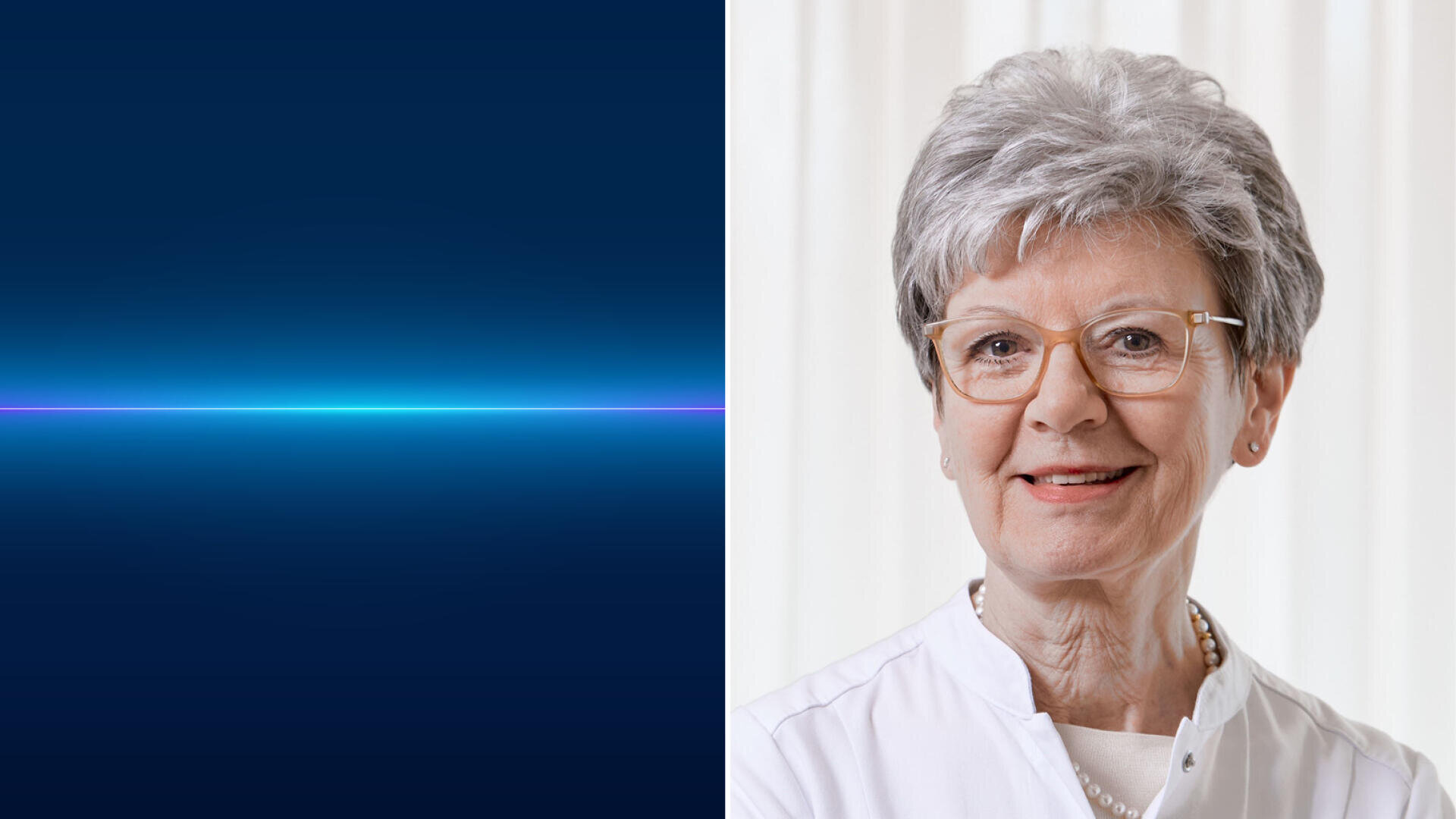 Ein geteiltes Bild: links eine horizontale blaue Neonlinie auf dunklem Hintergrund, rechts eine ältere Frau mit grauem Haar, Brille und weißem Oberteil, die vor einem hellen Hintergrund lächelt.