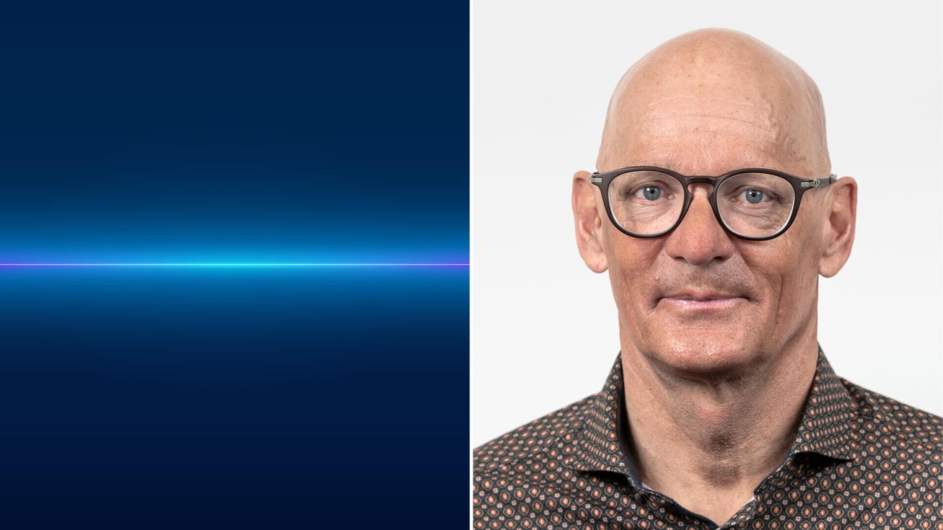 Das Bild ist in zwei Hälften geteilt. Links ist ein blauer Hintergrund mit Farbverlauf und einem schwachen horizontalen Lichtstreifen zu sehen. Auf der rechten Seite ist ein glatzköpfiger Mann mit Brille und gemustertem Hemd zu sehen, der vor einem einfarbigen Hintergrund in die Kamera blickt.