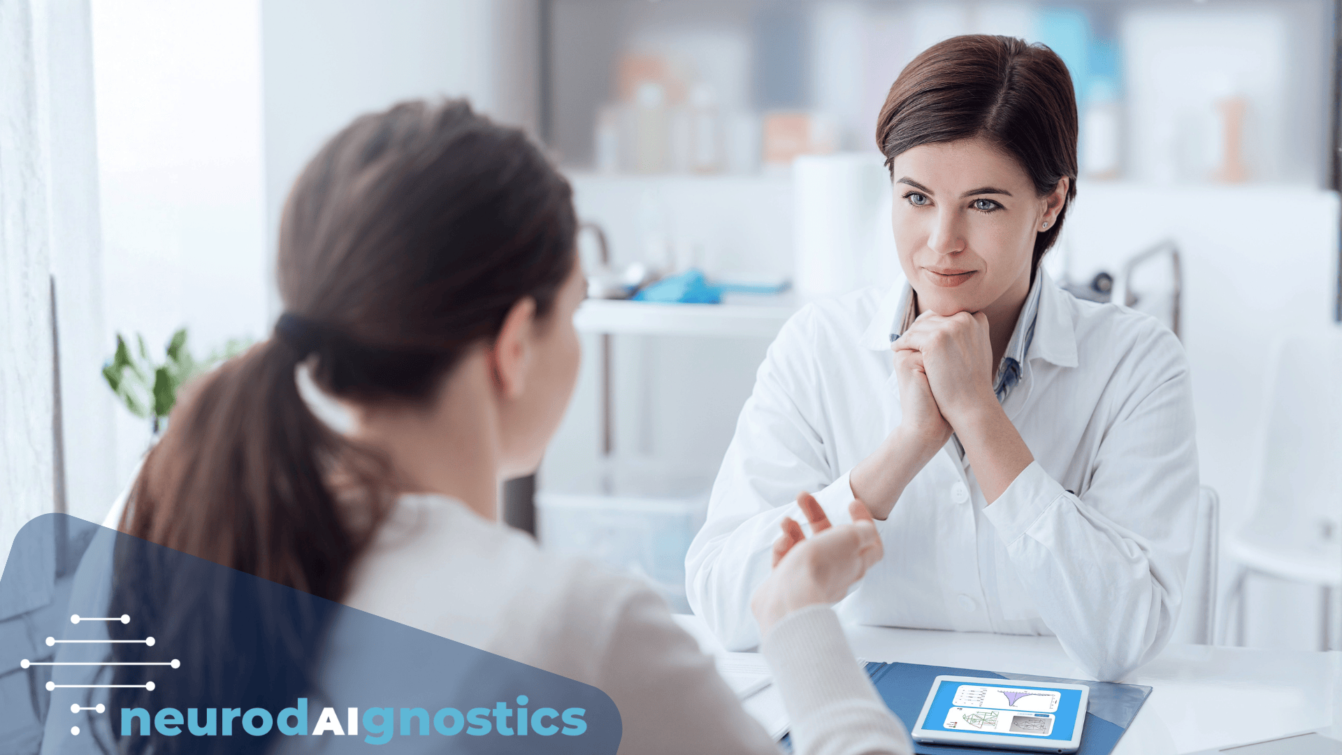 Ein Arzt hört einem Patienten während einer Konsultation in einem hellen Büro aufmerksam zu. Auf dem Schreibtisch steht ein Tablet mit Gehirnbildern. In der unteren linken Ecke ist das Logo von "neurodAIgnostics" zu sehen.