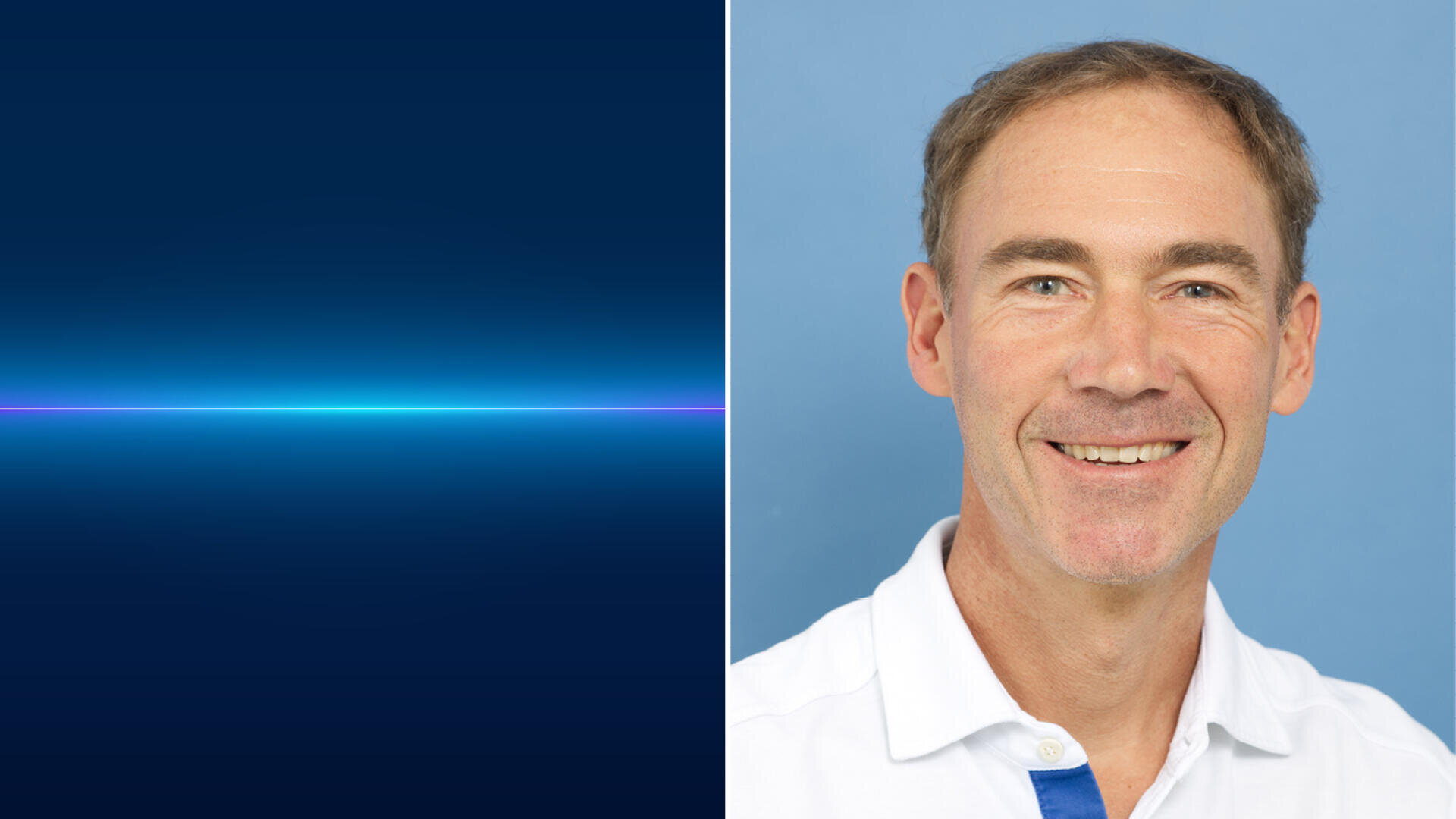 Das Bild ist zweigeteilt: Die linke Seite zeigt einen dunklen Hintergrund mit einem Farbverlauf und einer leuchtenden horizontalen blauen Linie; die rechte Seite zeigt einen lächelnden Mann mit kurzen braunen Haaren, der ein weißes Hemd mit Kragen trägt, vor einem blauen Hintergrund.