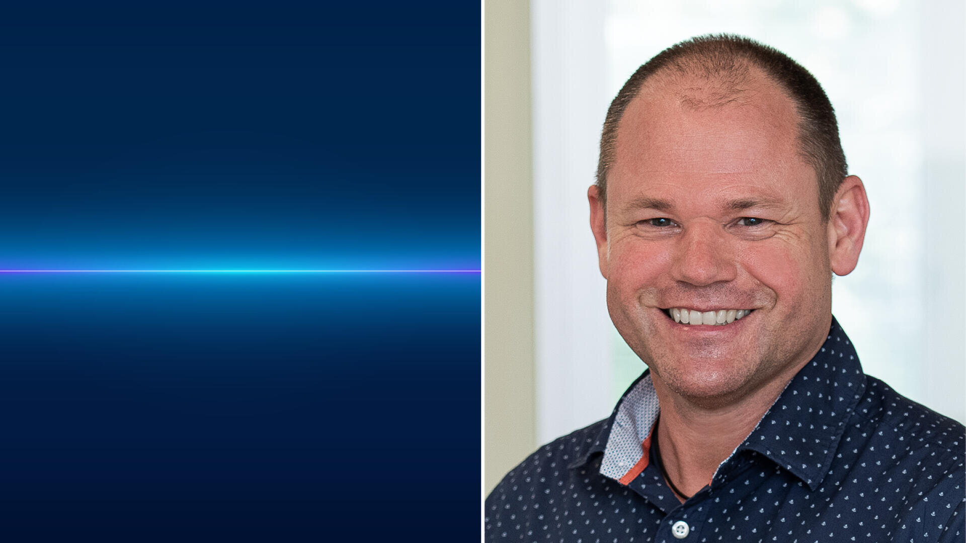 Ein geteiltes Bild: links ein blauer Hintergrund mit Farbverlauf und einer leuchtenden horizontalen Linie; rechts ein lächelnder Mann mit kurzen Haaren, der ein dunkelblaues Hemd mit weißen Punkten trägt und in einem Haus steht.