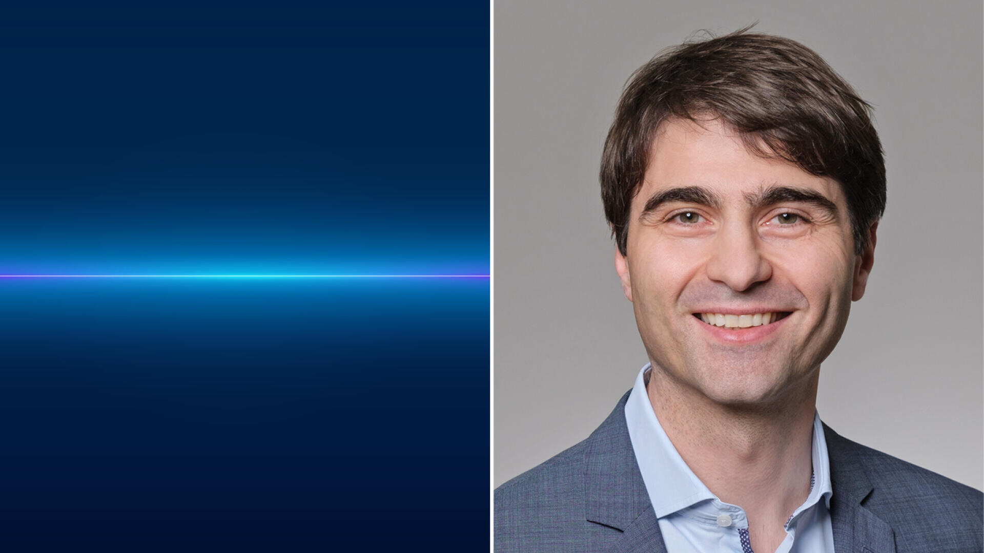 Das Bild ist zweigeteilt: Die linke Seite zeigt einen dunkelblauen Hintergrund mit einer leuchtenden horizontalen Linie in der Mitte, während die rechte Seite einen lächelnden Mann im Anzug mit kurzen braunen Haaren zeigt, der vor einem schlichten Hintergrund posiert.