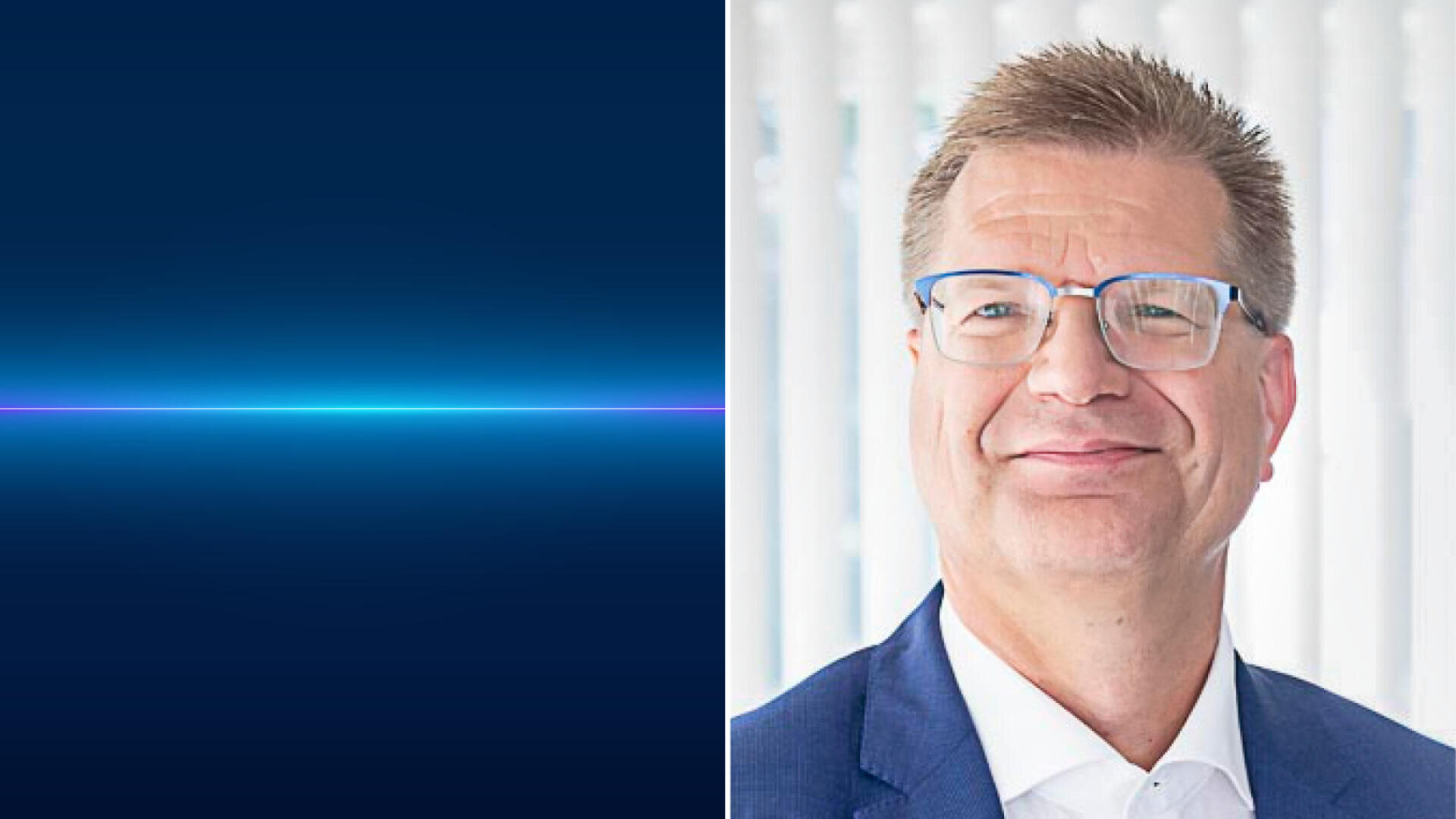 Ein geteiltes Bild: links ein blauer Hintergrund mit einer horizontalen leuchtenden Linie; rechts ein Mann mit Brille, kurzen hellbraunen Haaren und einem Anzug, der vor einem hellen Hintergrund mit vertikalen Jalousien lächelt.