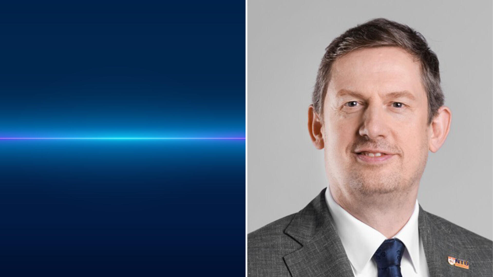 Geteiltes Bild: Die linke Seite zeigt einen dunkelblauen Farbverlauf mit einer dünnen horizontalen Neonlinie; die rechte Seite zeigt einen Mann in grauem Anzug, weißem Hemd und Krawatte, der vor einem schlichten hellgrauen Hintergrund leicht lächelt.