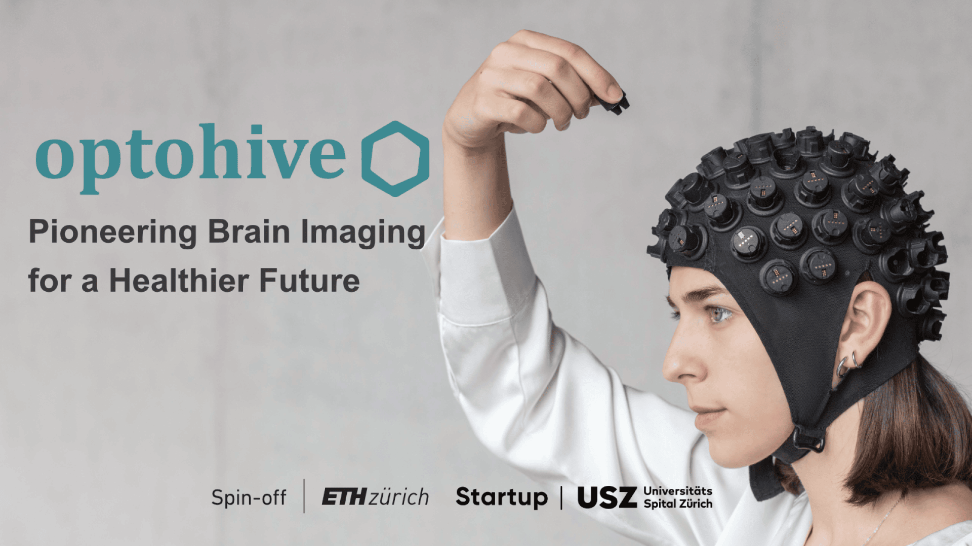 Eine Frau trägt eine Hightech-Mütze zur Bildgebung des Gehirns und justiert einen Sensor. Der Text lautet: optolive - Pioneering Brain Imaging for a Healthier Future. Die Logos der ETH Zürich, des USZ und des Startups befinden sich am unteren Rand.