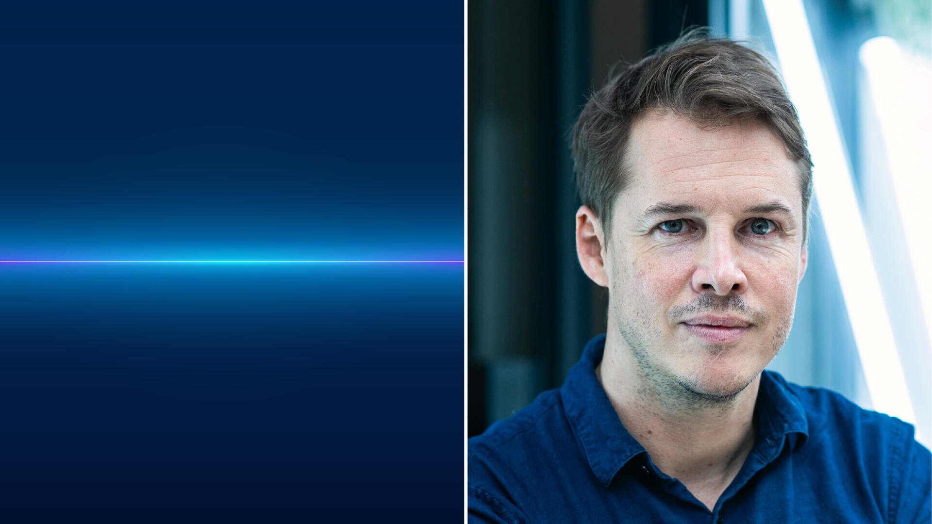 Geteiltes Bild: links ein dunkelblauer Hintergrund mit einer dünnen, leuchtenden horizontalen Linie in der Mitte; rechts blickt ein Mann mit kurzen braunen Haaren und einem blauen Hemd bei weichem natürlichem Licht in die Kamera.